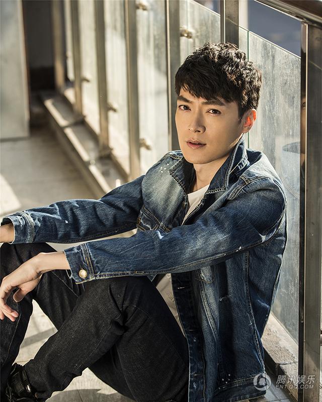 1/5 腾讯娱乐讯 日前青年实力演员纪宁发布一组冬日街拍写真,徜徉在