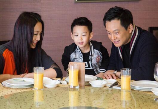 王斑晒全家温馨合照 曹颖:我们在家等你