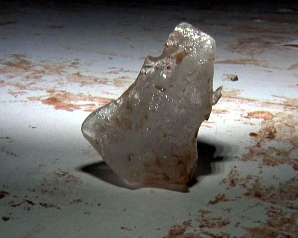 "神秘"冰块从天而降砸穿工厂顶棚