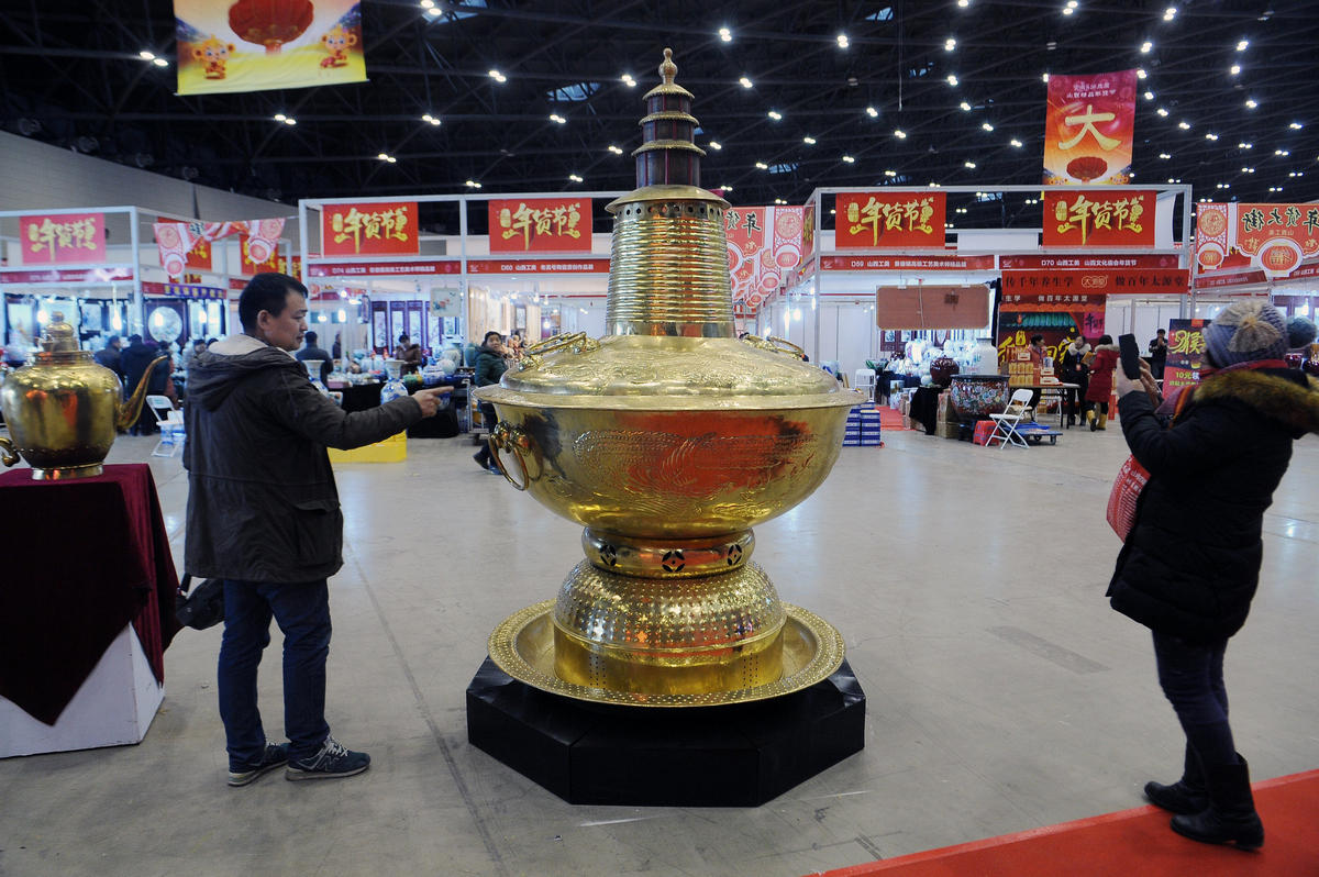 世界最大纯手工铜火锅亮相太原