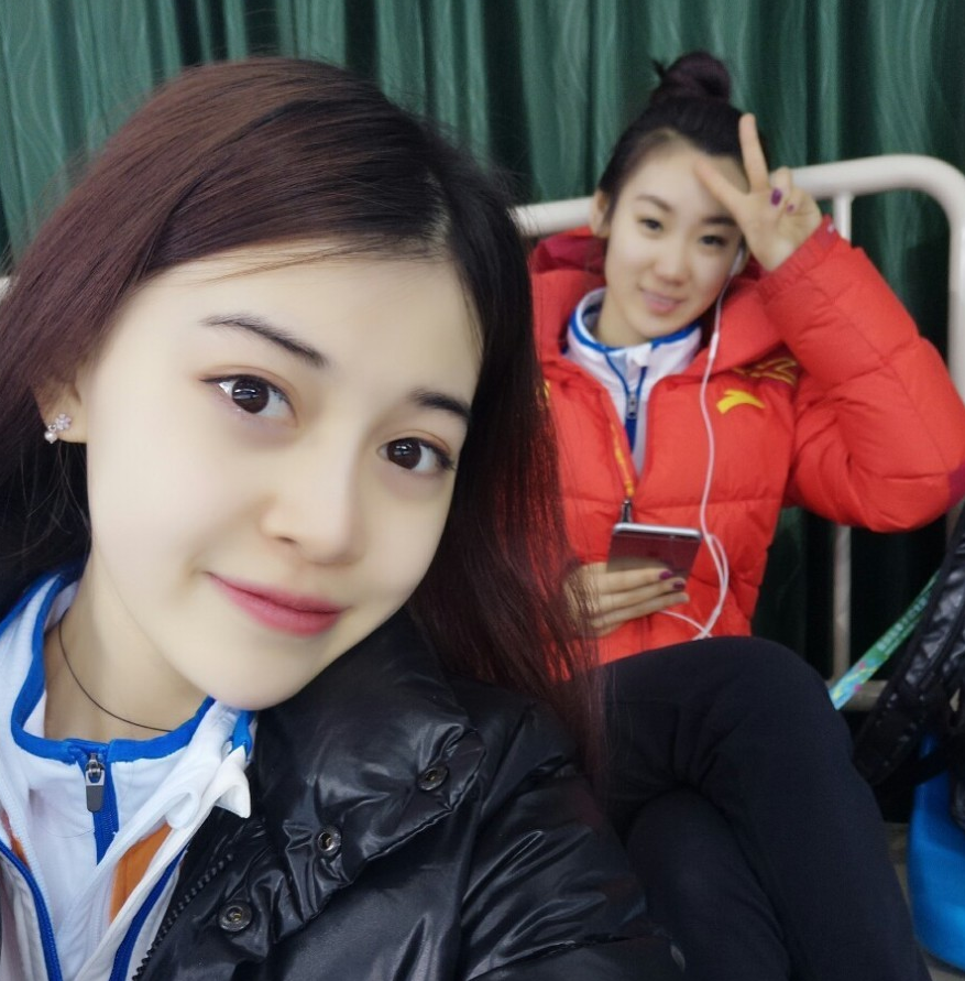 高清:冰壶美女颜值爆表 网友抓拍电视晒微博