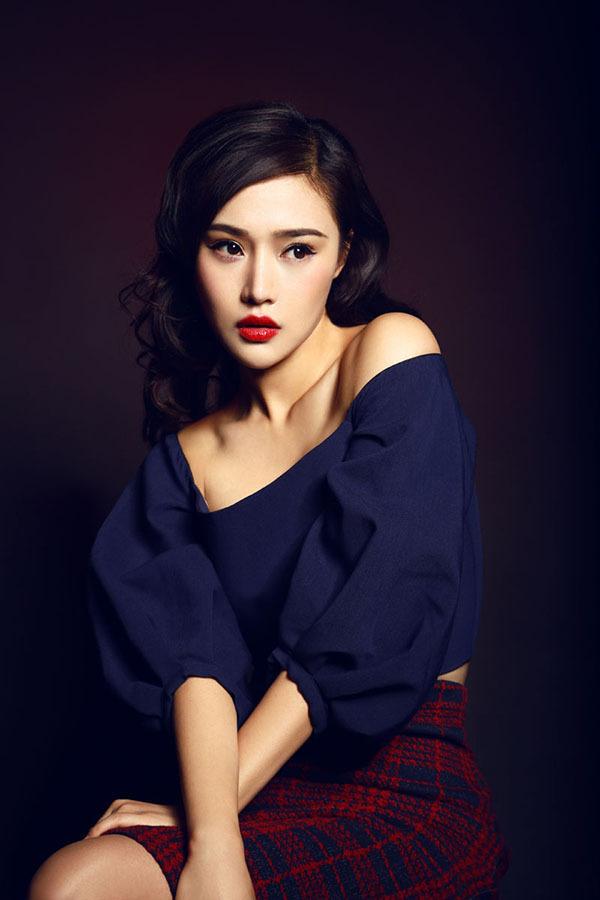 参演周星驰新作《美人鱼》的新生代演员蓝格近日曝光一组性感写真