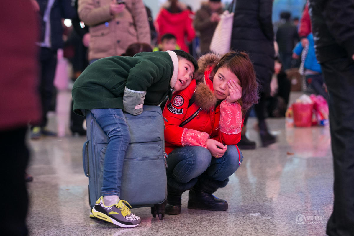 站内乘客接受采访时表示,等候时间都已达数小时