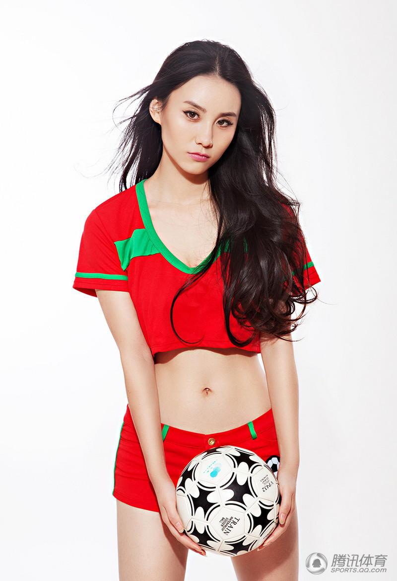 国脚赵明剑娇妻球衣写真 秀傲人双峰热辣性感