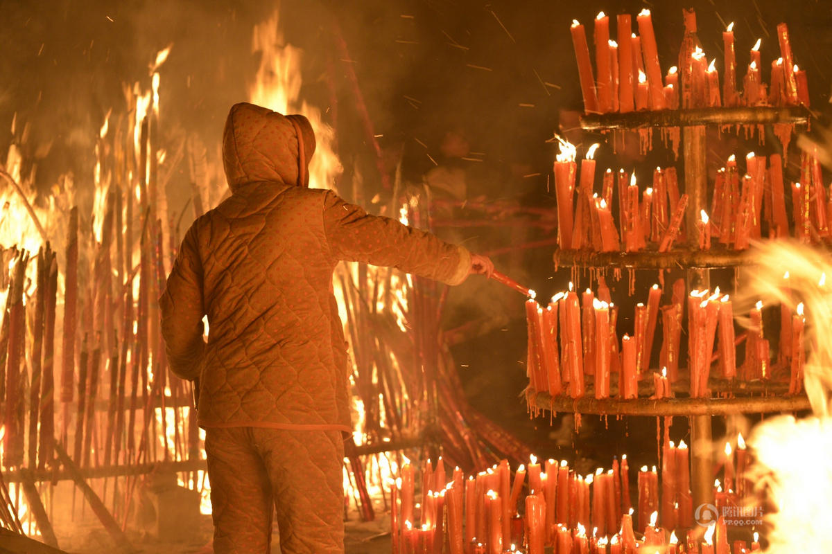 各地群众争烧头香&nbsp;祈福猴年开好头(组图)