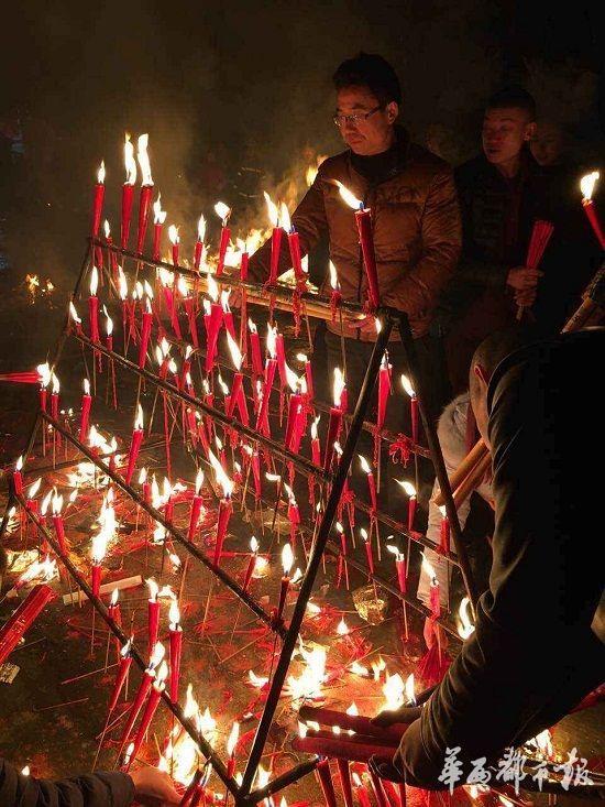 2016年2月8日凌晨,四川丹棱县龙鸪院寺庙外,卖香火的商贩围成了一圈