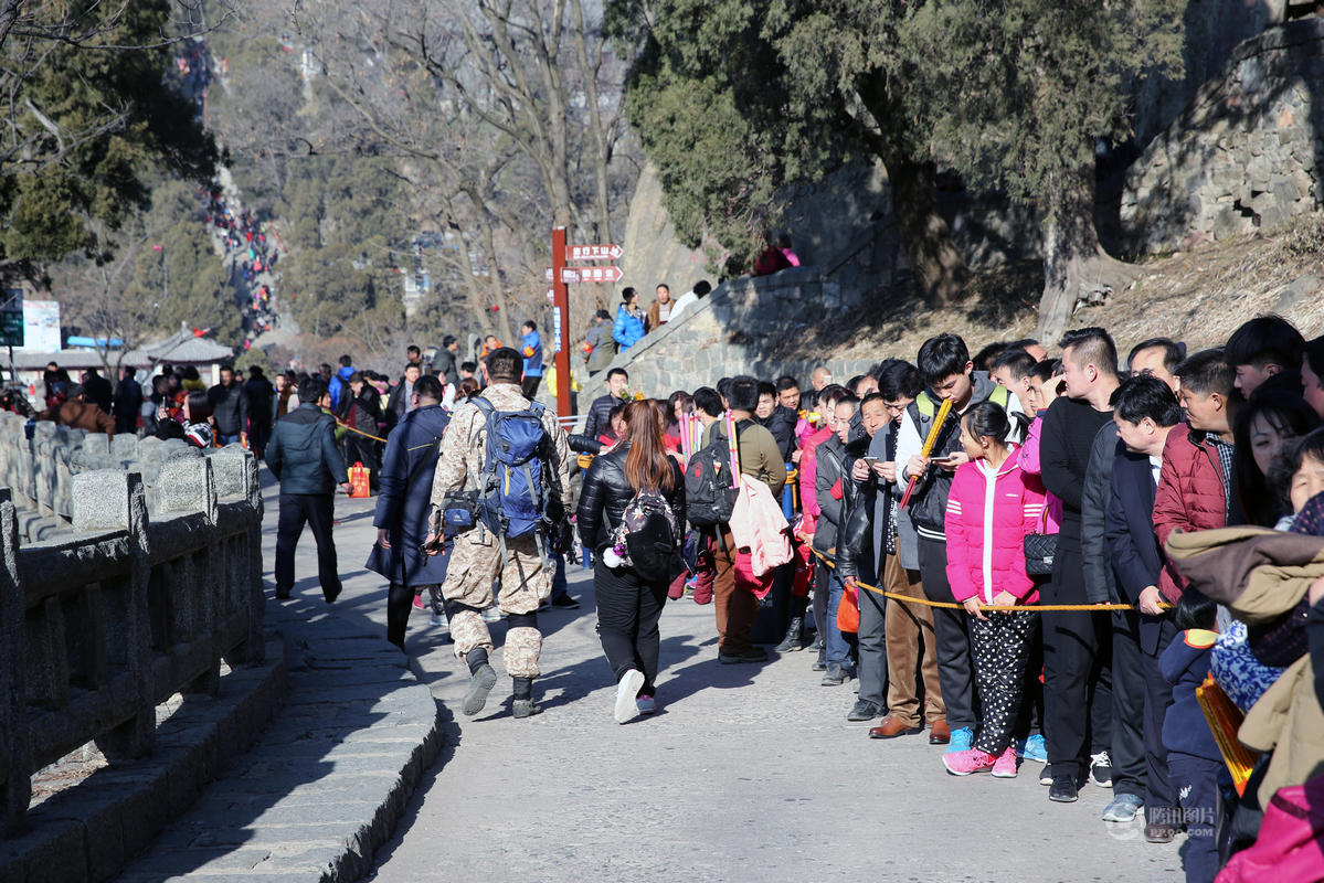 【转载】香客扎堆泰山祈福 上山台阶撒满零钱