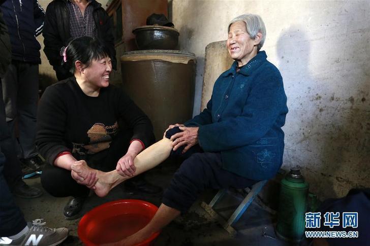 正定民间"洗脚日" 晚辈给老人洗脚