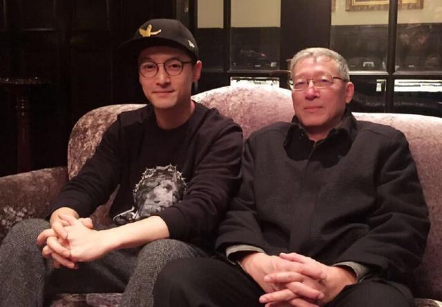 胡歌晒照为父亲庆生却被强大基因抢镜了