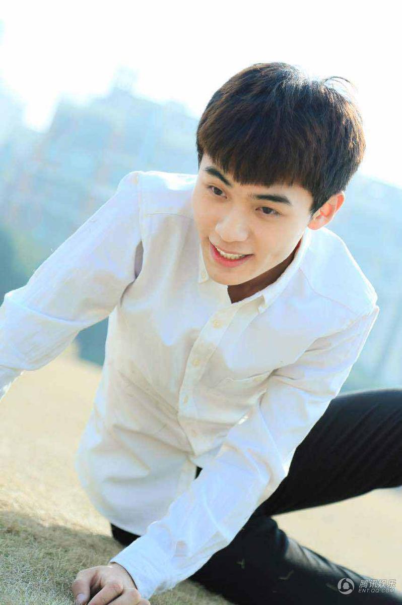 组图:18岁艺考男生黄元走红 小清新酷似吴磊