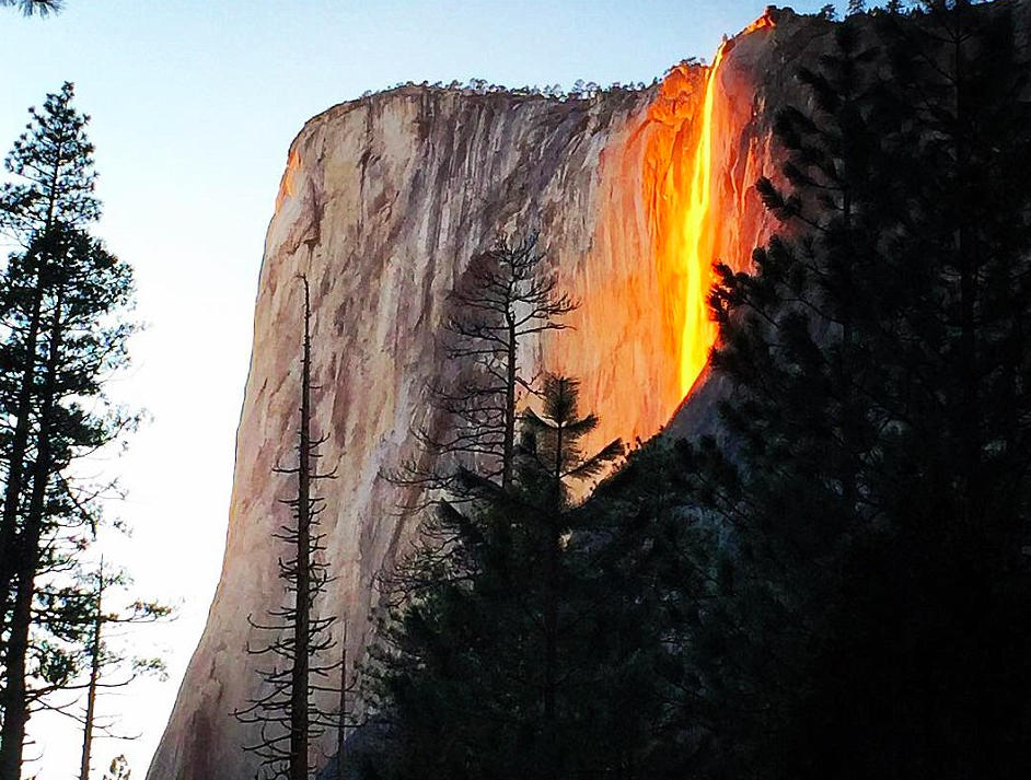 美国公园现"火瀑布"奇景 如火山岩浆
