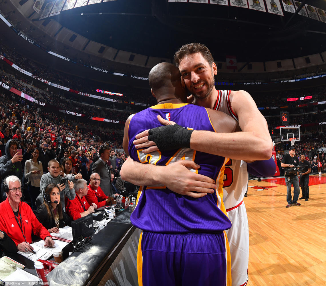 组图湖人负公牛科比加索尔赛场忘情拥抱