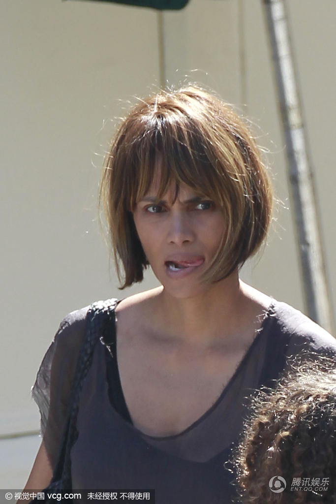 组图:哈莉·贝瑞难逃离婚阴影 蓬头垢面无形象 4张