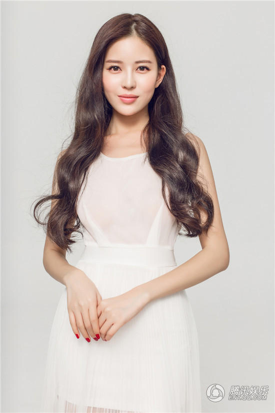 高清:温心春日时尚大片 清纯白裙气质清雅