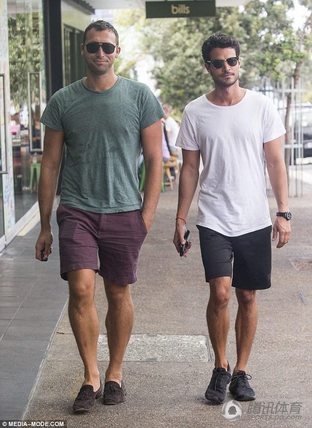 索普携男友休闲装出街笑对镜头 上围惹尴尬