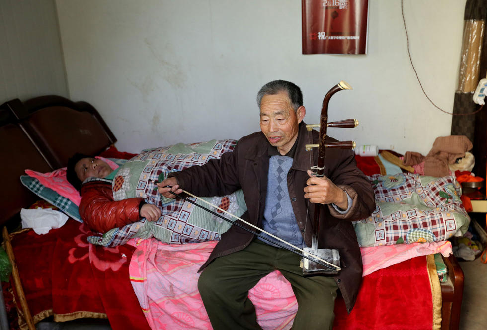 70岁老人25年坚持为患病妻子拉二胡