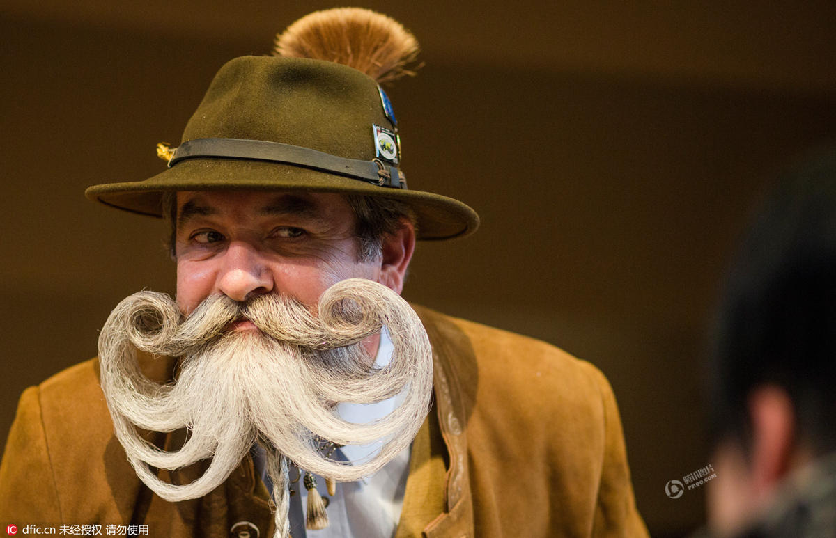 德国办胡须大赛选手扮傅满洲着清朝服装