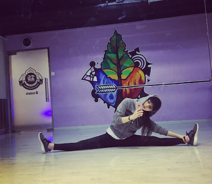 李小璐大秀一字马 当女神这关一般人过不去了