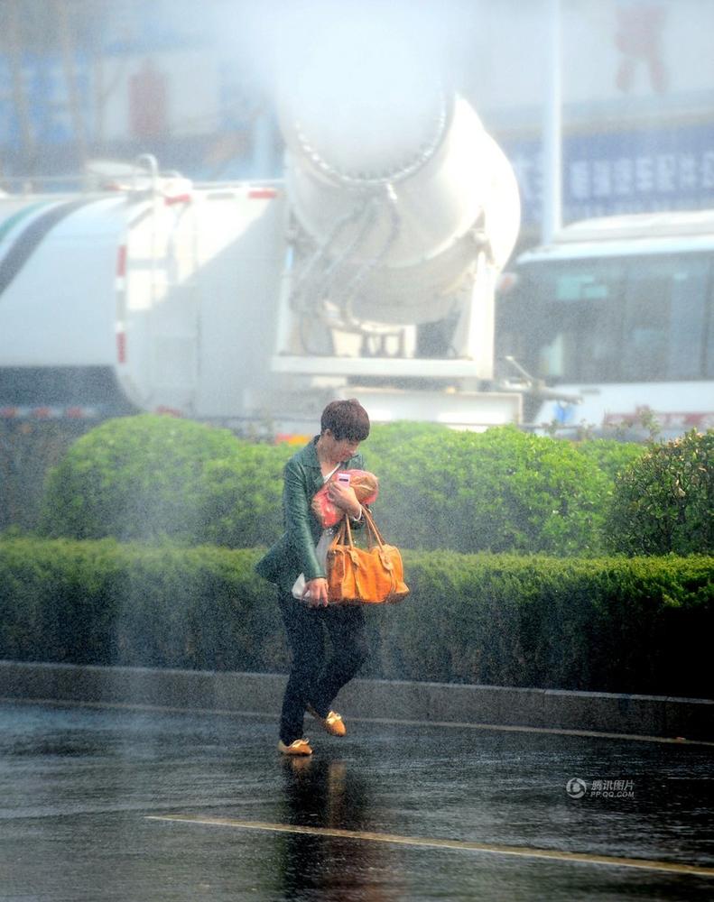 济南水炮车派上新用途浇花行人遭水淋