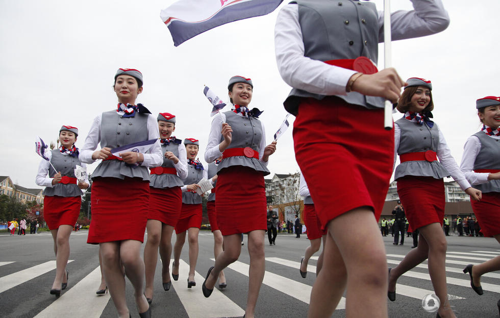 组图:准空姐穿高跟鞋跑马 空少现场秀肌肉_体育_腾讯网