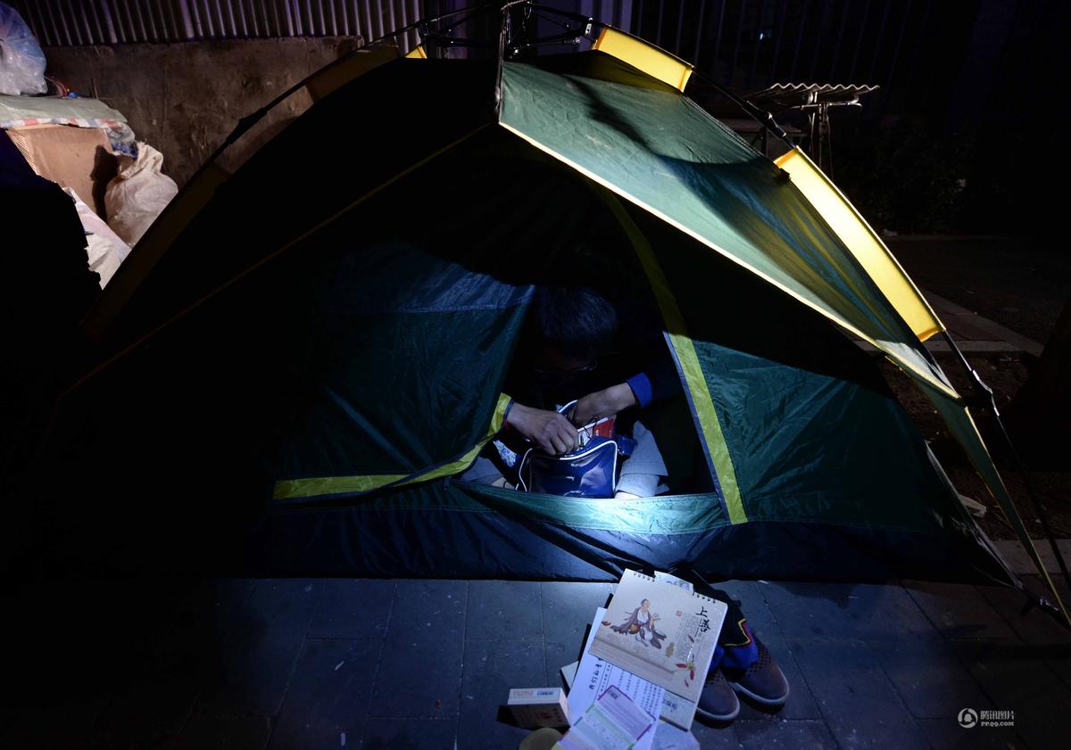 河南大学生村官来京找工作小区内睡帐篷