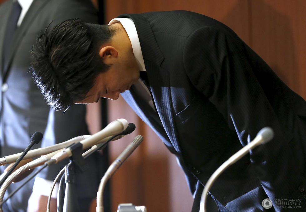 举牌女郎透视装不惧尴尬紧身衣豪放秀美腿