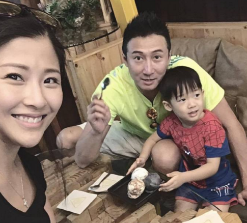 组图:洪金宝3岁长孙近照曝光 眉眼帅气像爸爸