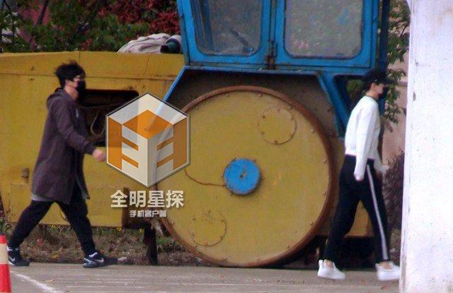 薛之谦和高磊鑫一同扫墓