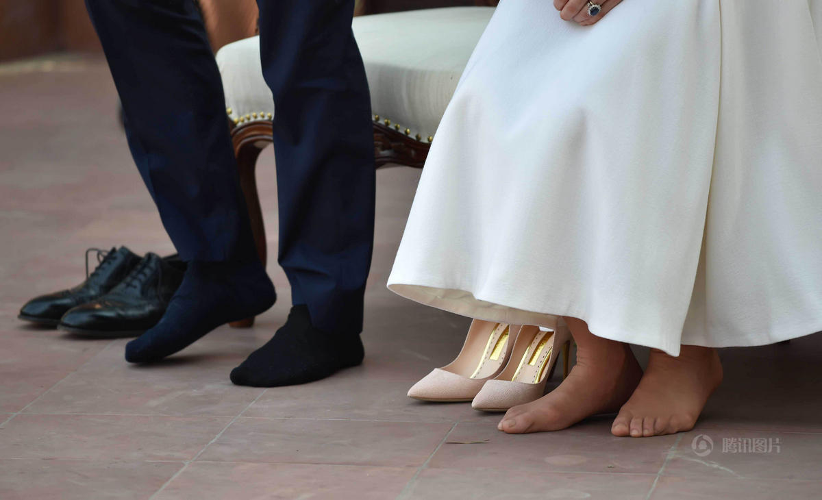 他们认为穿鞋进去,既不礼貌,也不圣洁,会亵渎神灵.