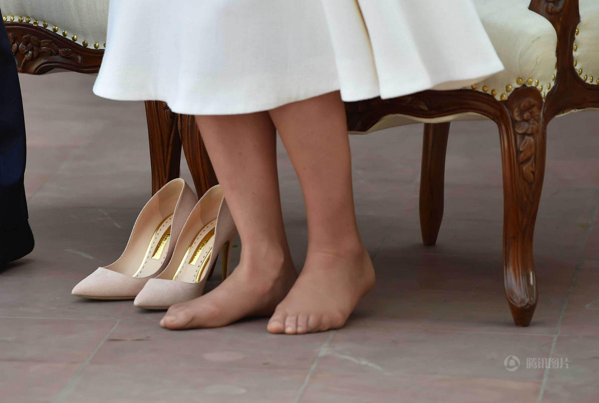 印度人走进庙字或圣堂之前有脱鞋习俗,先要脱鞋,赤脚入内.