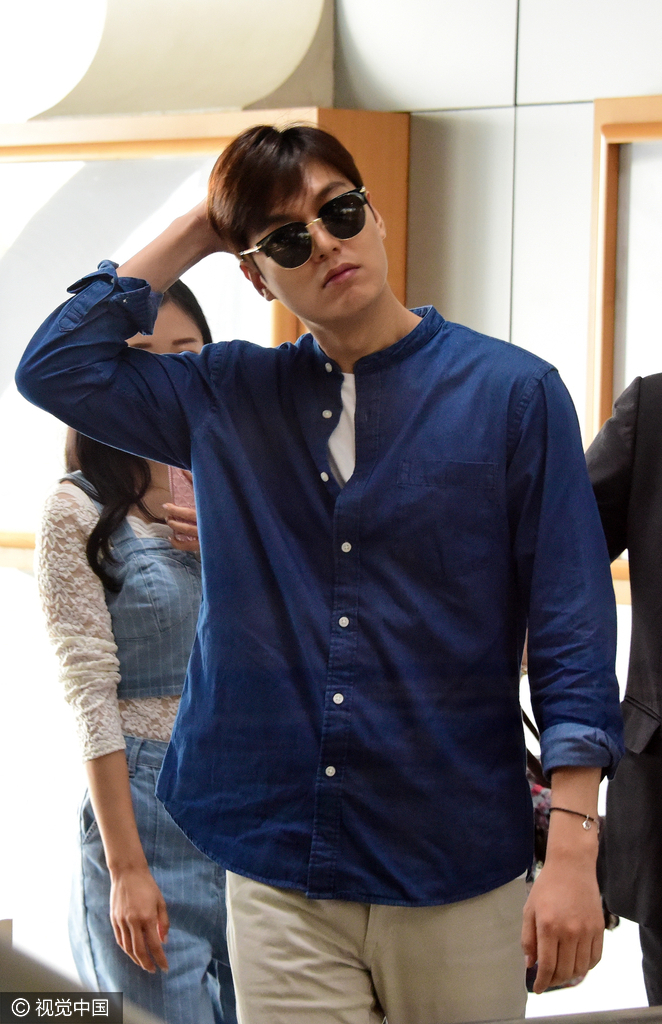"前任老公"李敏镐帅气抵京 狂撩头发扮酷