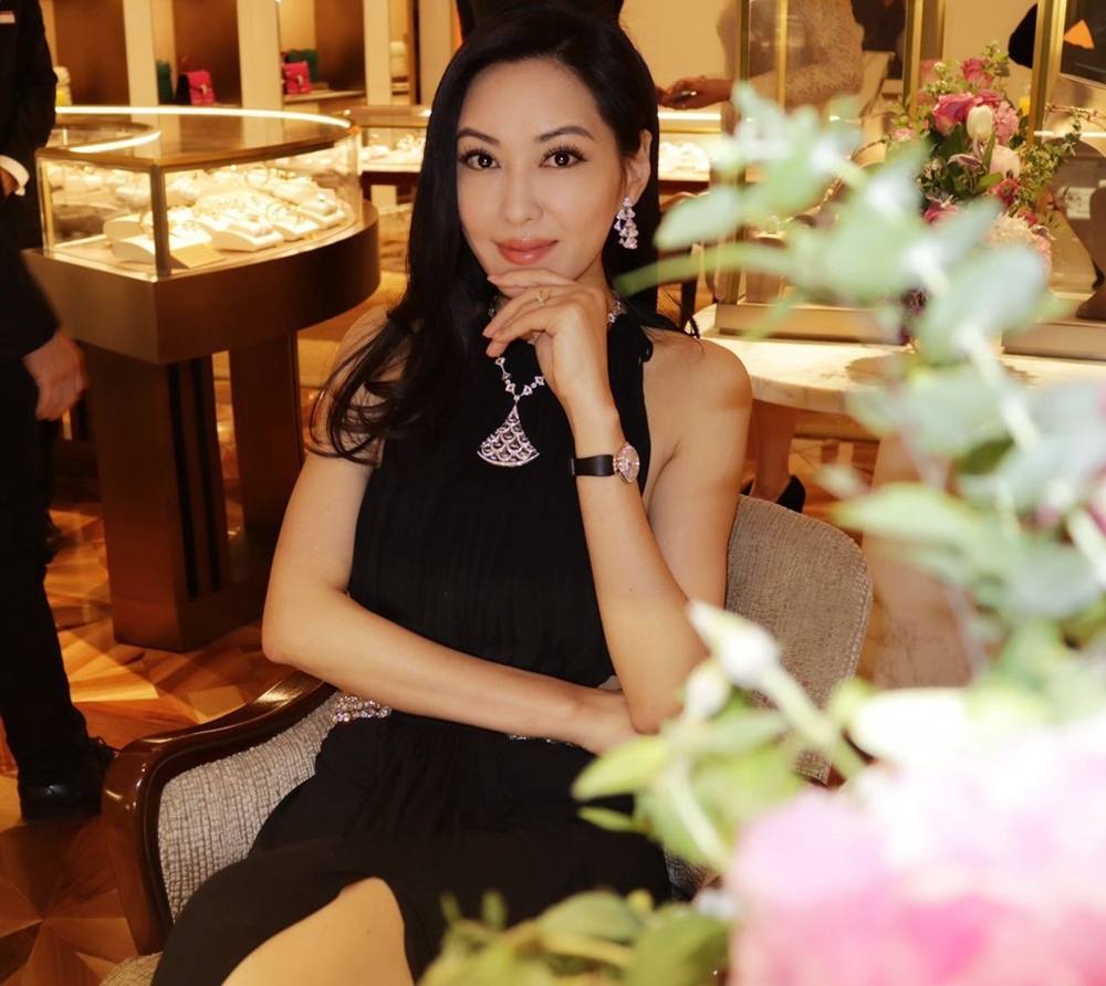 孟广美出席活动大秀好身材 迷人纤腰小露性感