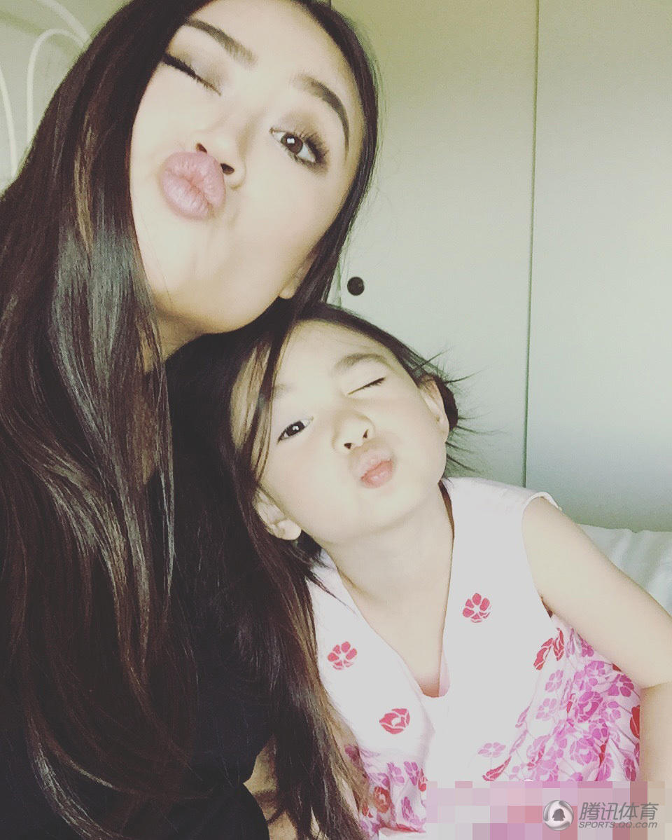 爱妻李安琪今天在社交媒体上晒出自己与女儿奥莉的自拍,并配文嗨,小鹏