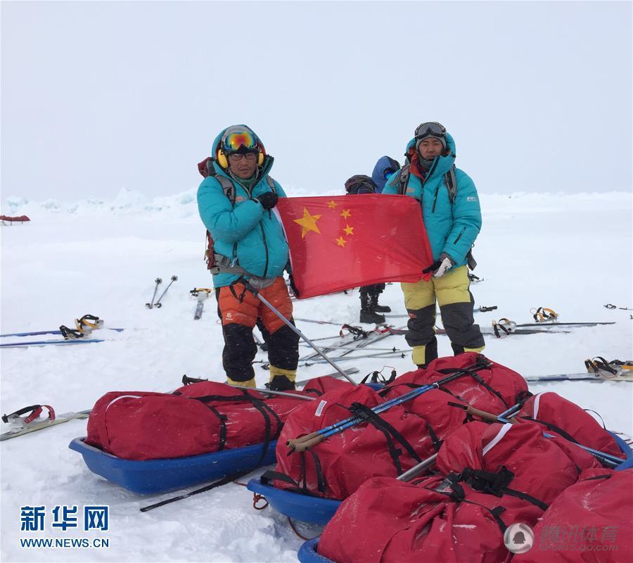 组图地大登山队徒步达北极点合影展示国旗