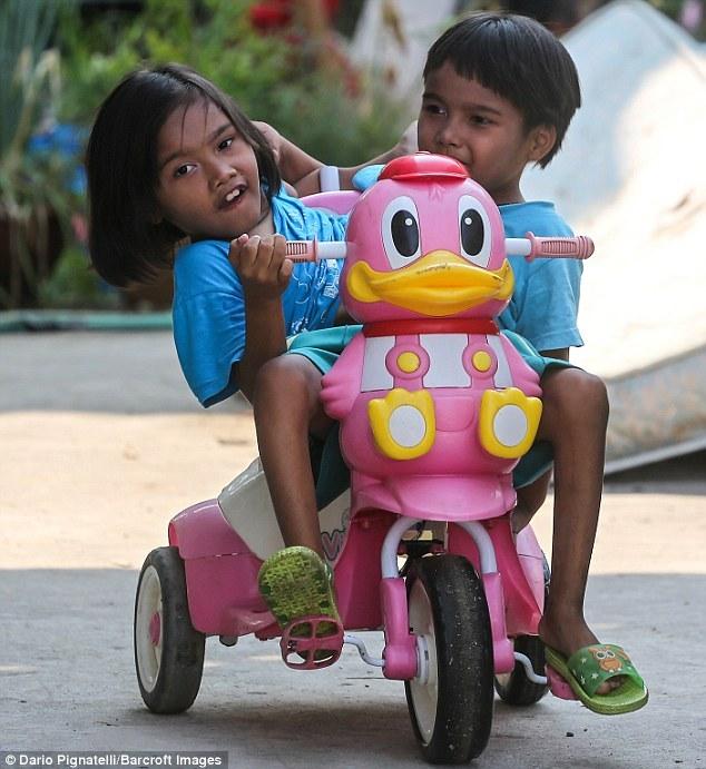 泰国连体姐妹花坚强学会走路 不愿分离