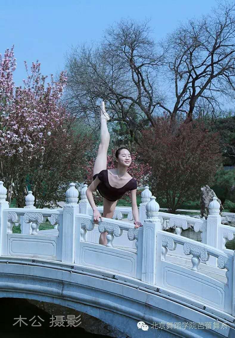 北舞芭蕾女生秀灵动舞姿