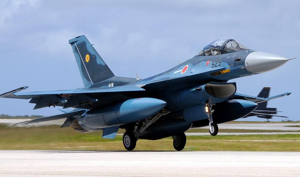 组图:日本f-2借美军油箱 就为拍张照片显摆