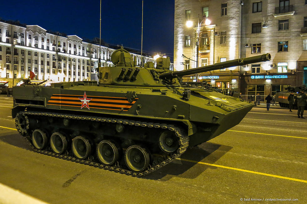 组图:俄罗斯大阅兵夜间彩排 核巨兽招摇过市 - 海阔山遥 - .