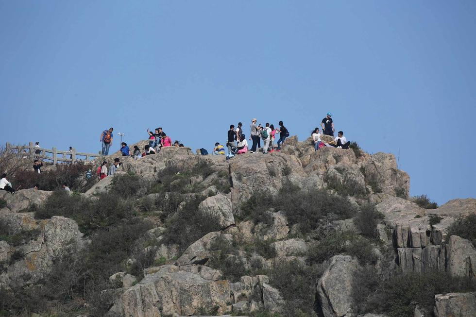 游客冒险爬上泰山悬崖峭壁自拍_新闻_腾讯网