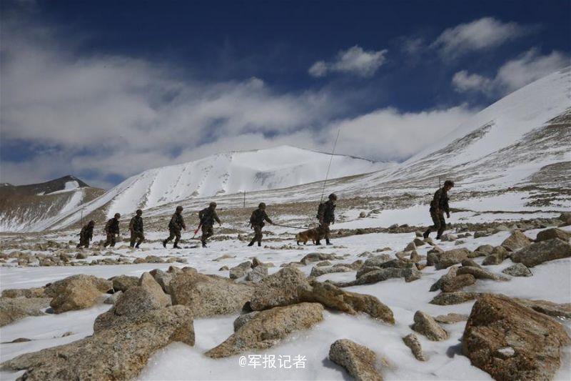 組圖:扎西崗邊防士兵在高海拔邊境線上巡邏