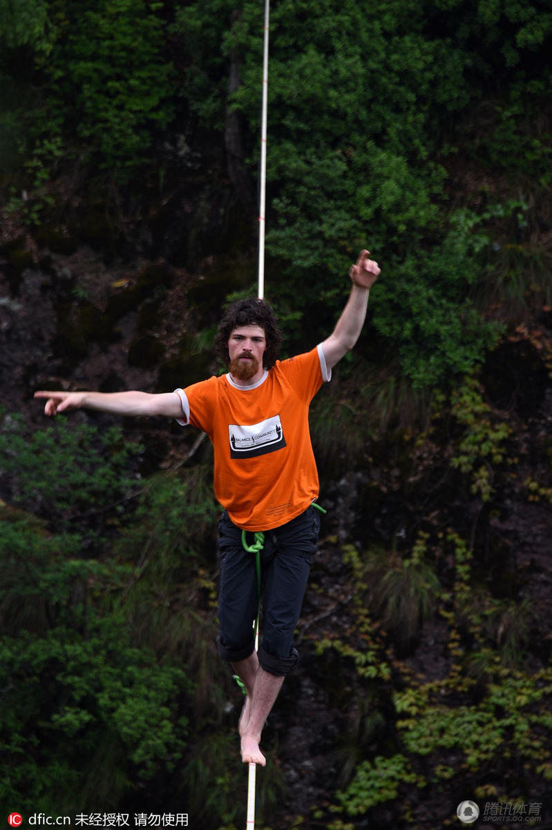 中外扁带高手大显身手 南天桥高空炫绝技(图)