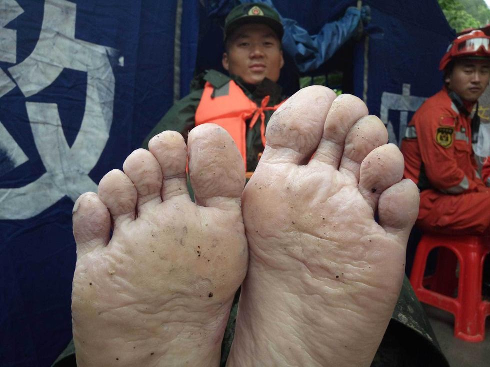 图为武警战士在救援现场脚丫被水"泡白"救援现场