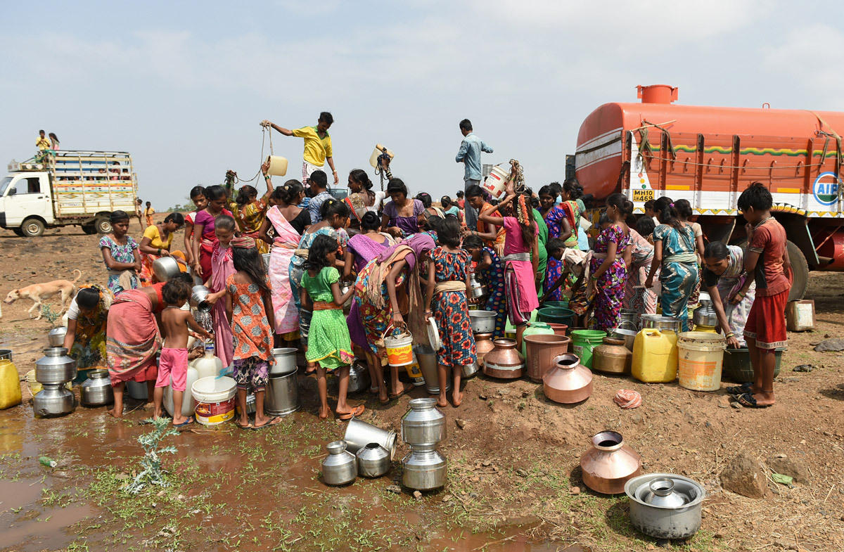 印度遇40年最严重旱灾 民众徒步数十公里取水