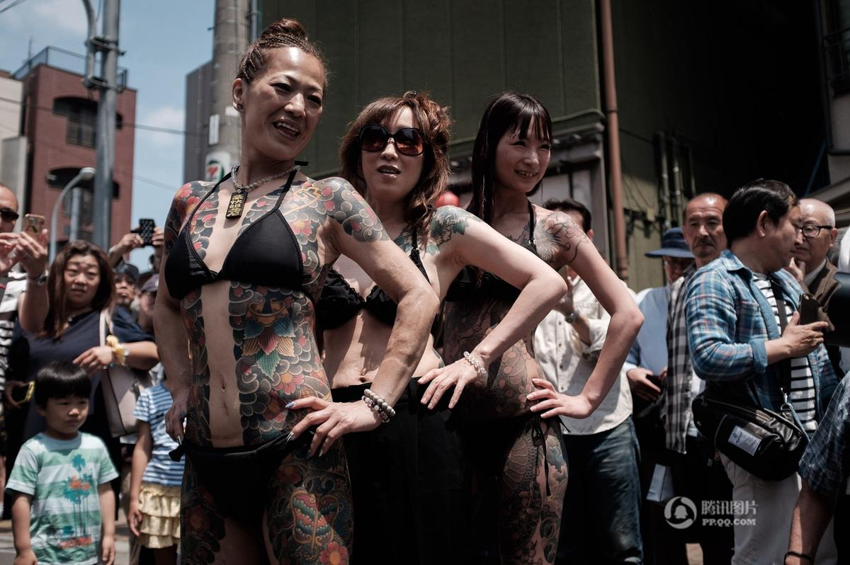 日本东京举行三社祭纹身比基尼靓妹抢镜 新闻 腾讯网