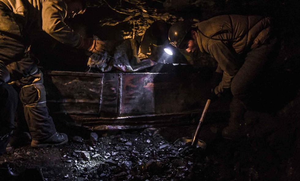 图为一名"忍者"矿工在废弃的矿洞中休息.(视觉中国)