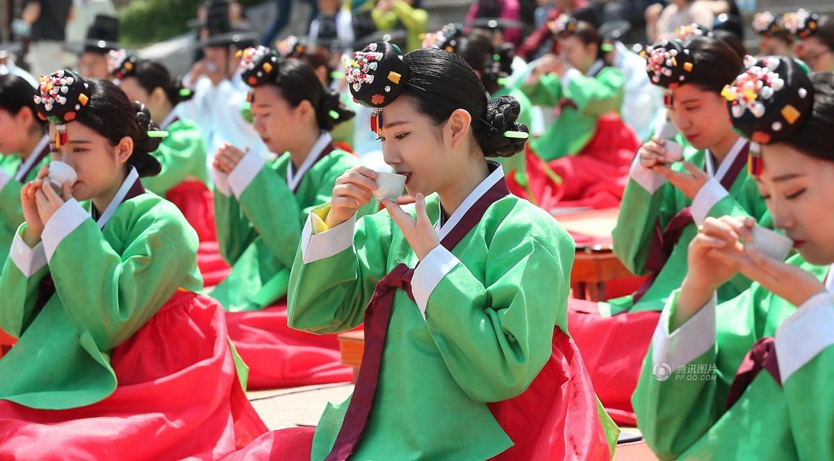 韩国美少女迎"成年日" 身穿韩服装扮精致