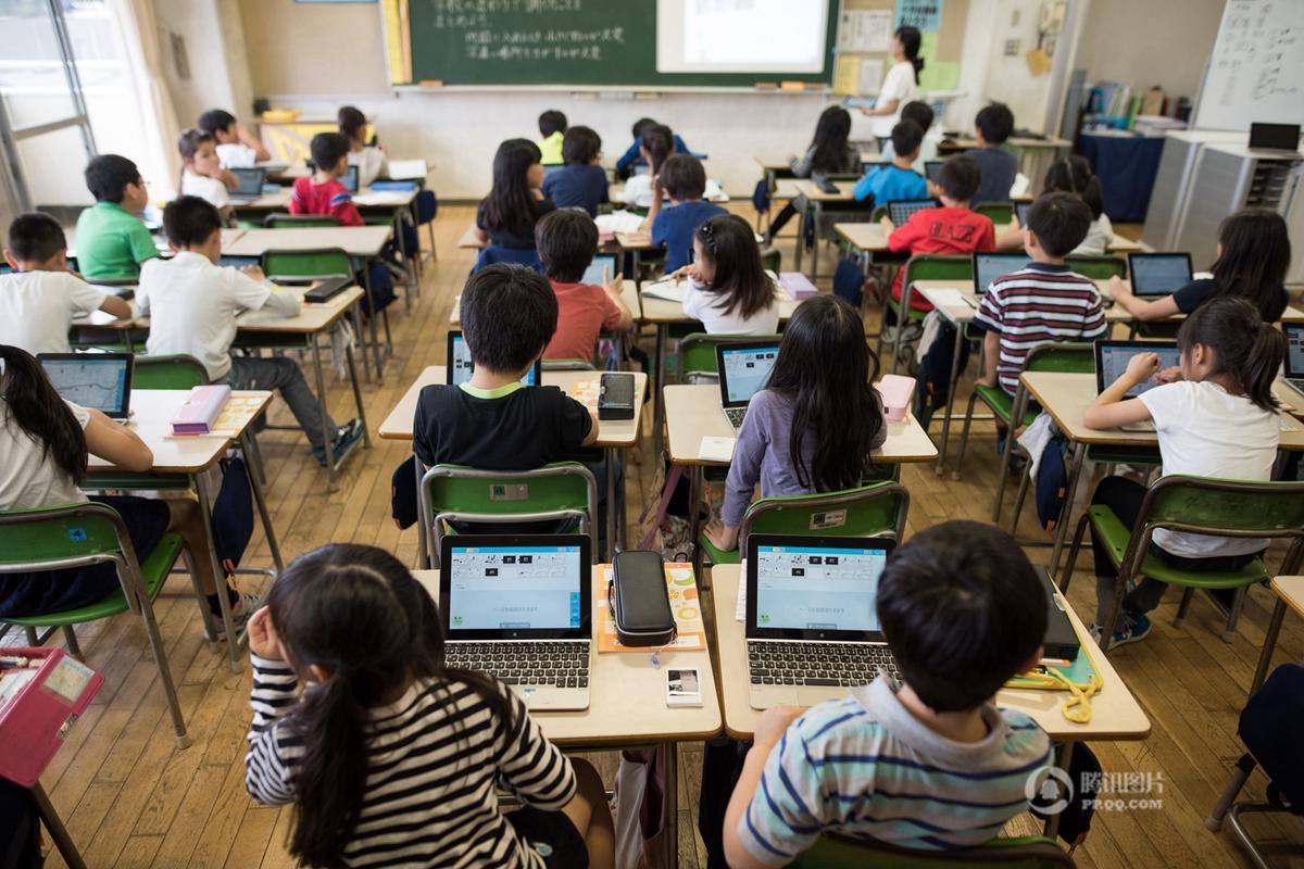 日本小学使用电脑代替教科书