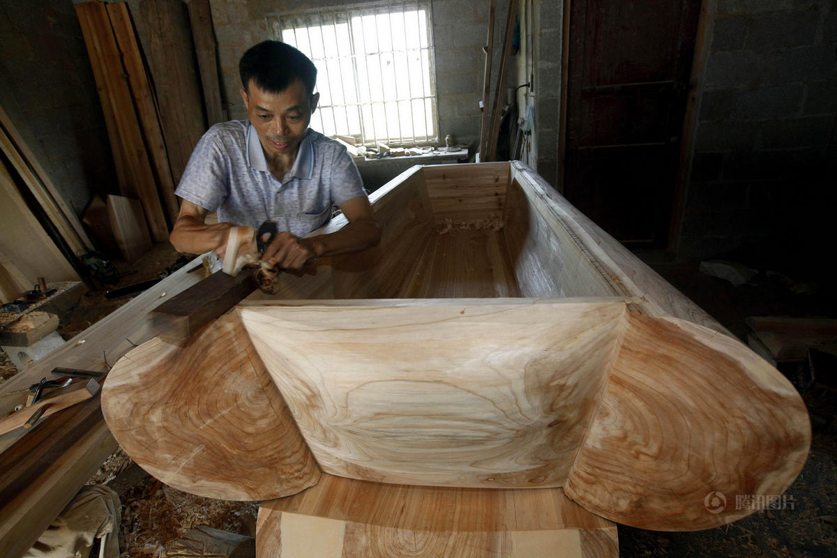 柳州流行整根木头做棺材 民谚死在柳州