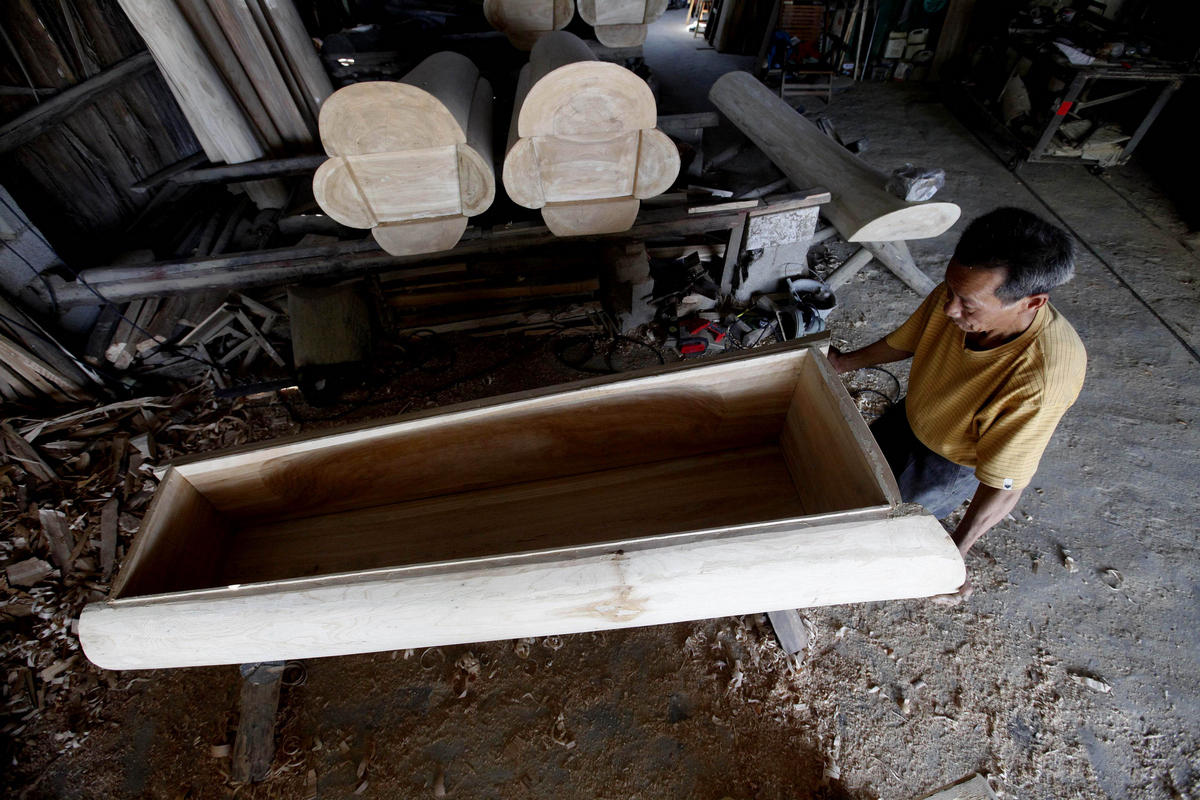 柳州流行整根木头做棺材 民谚死在柳州
