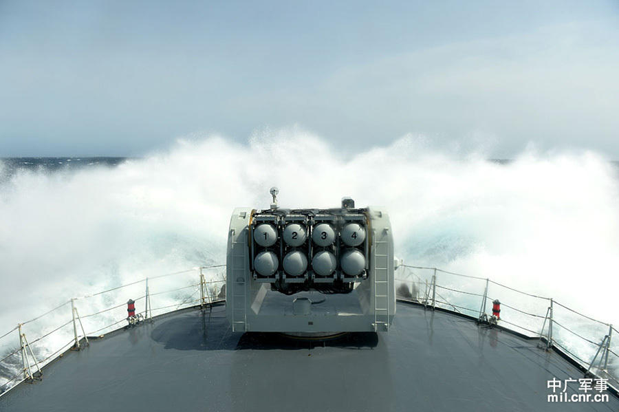 组图:海军052d舰舰艏被淹穿浪勇进